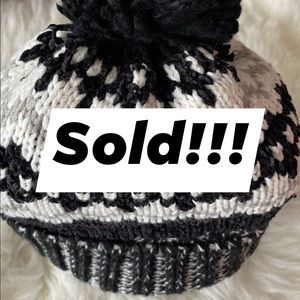 Old Navy Cozy Pom-Pom Sweater Beanie Unisex